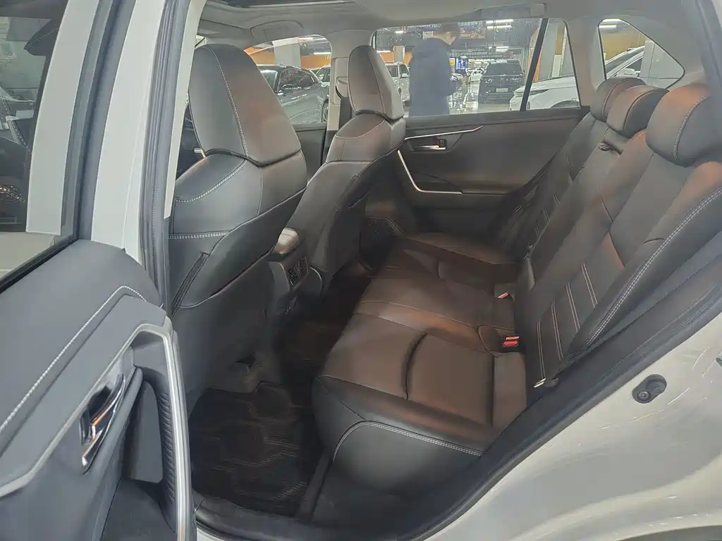 Toyota RAV4 — фото 3
