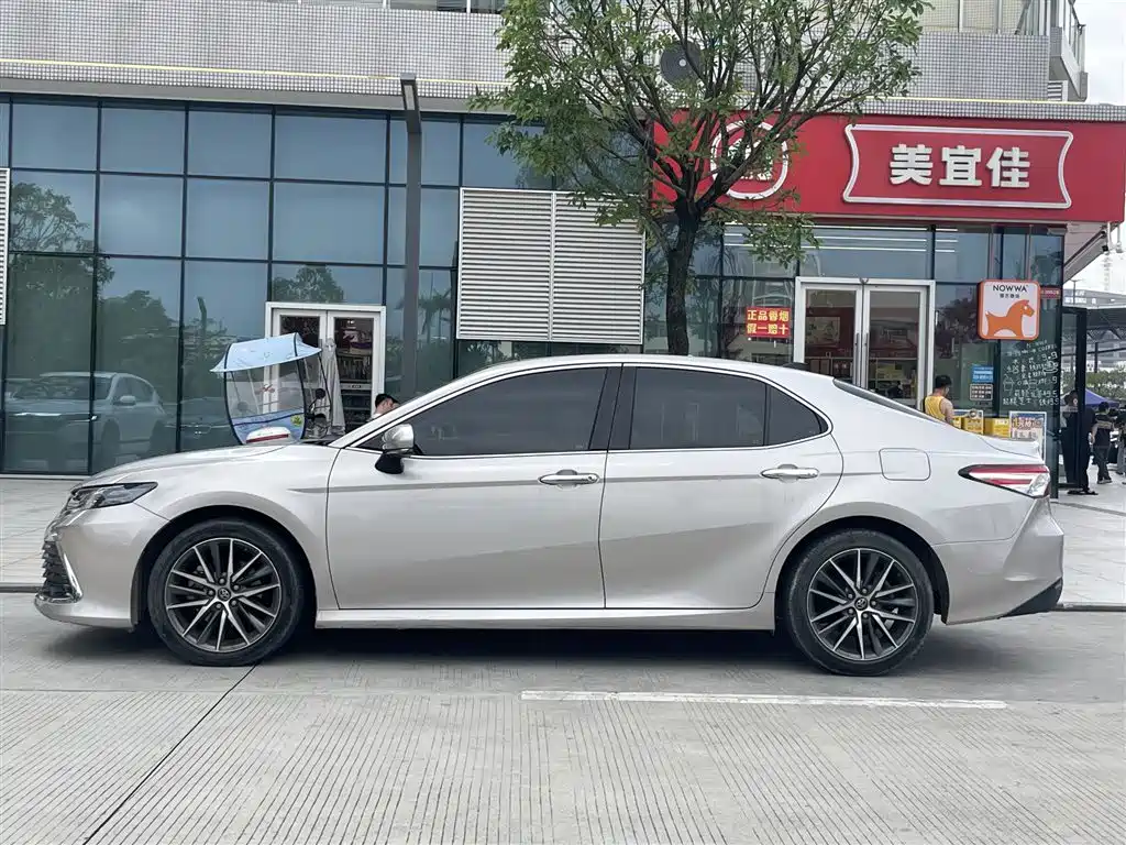 Toyota Camry — фото 3