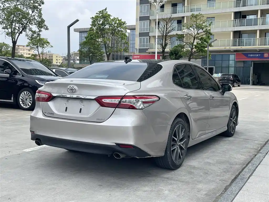 Toyota Camry — фото 9