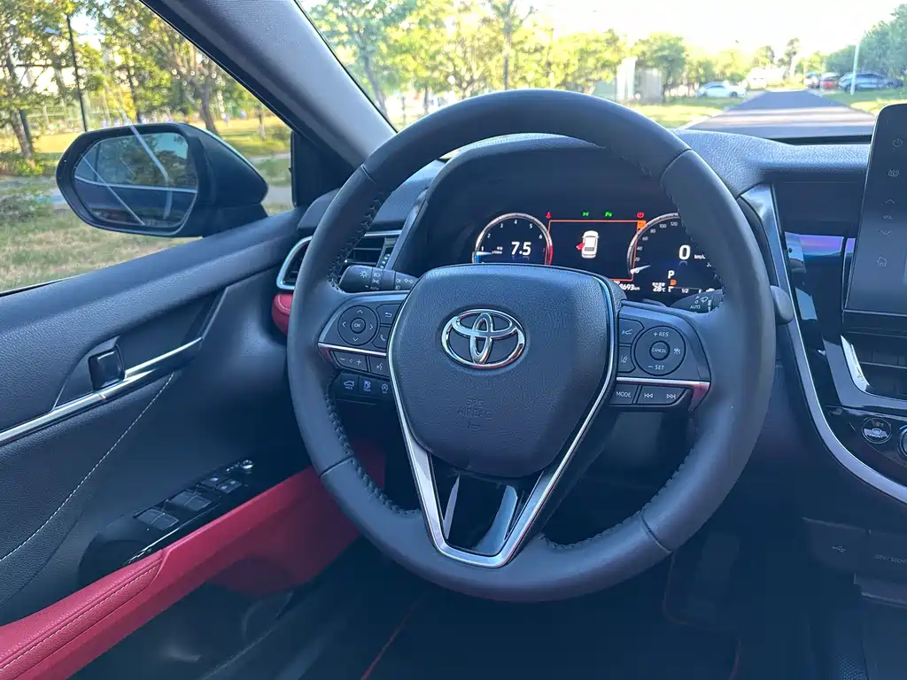 Toyota Camry — фото 10