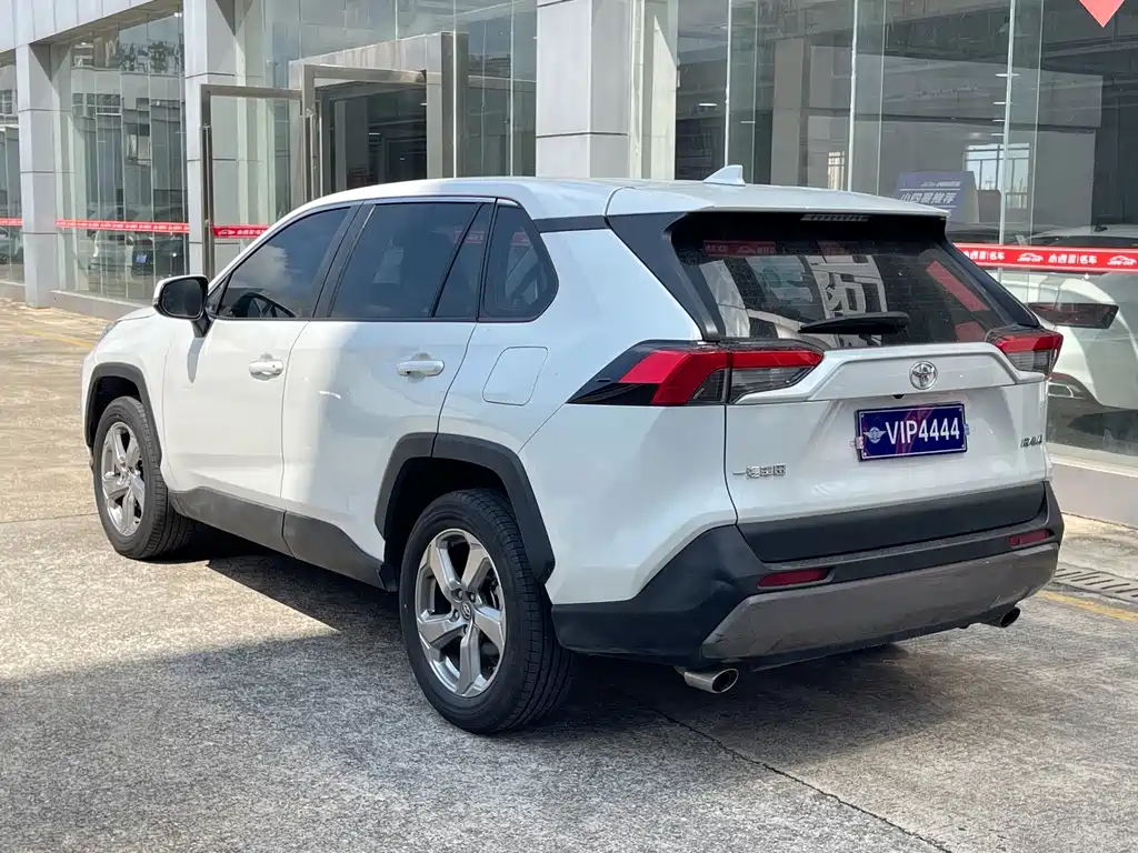 Toyota RAV4 — фото 4
