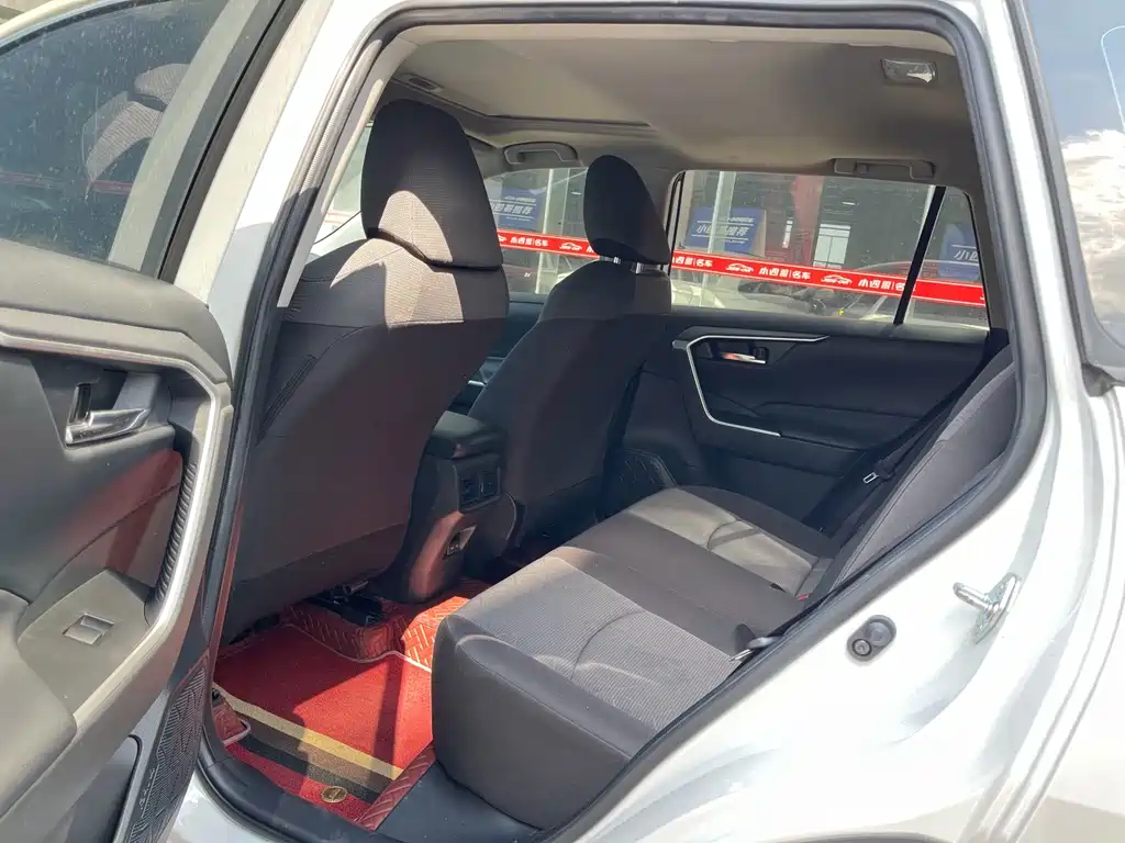 Toyota RAV4 — фото 8