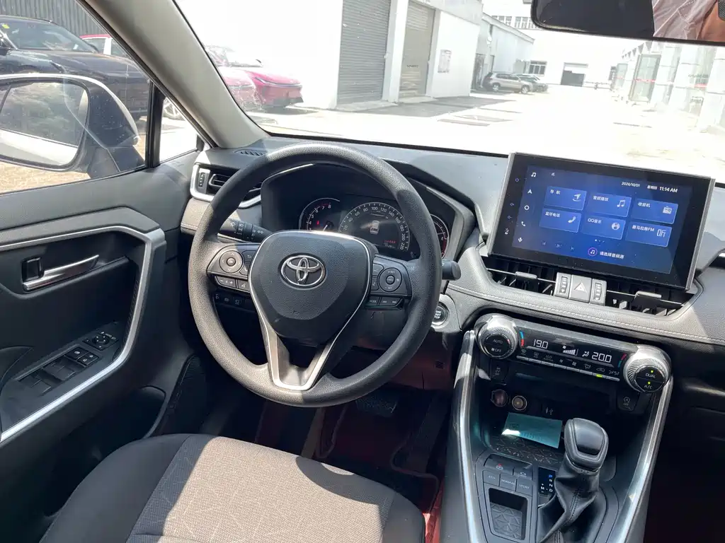 Toyota RAV4 — фото 9