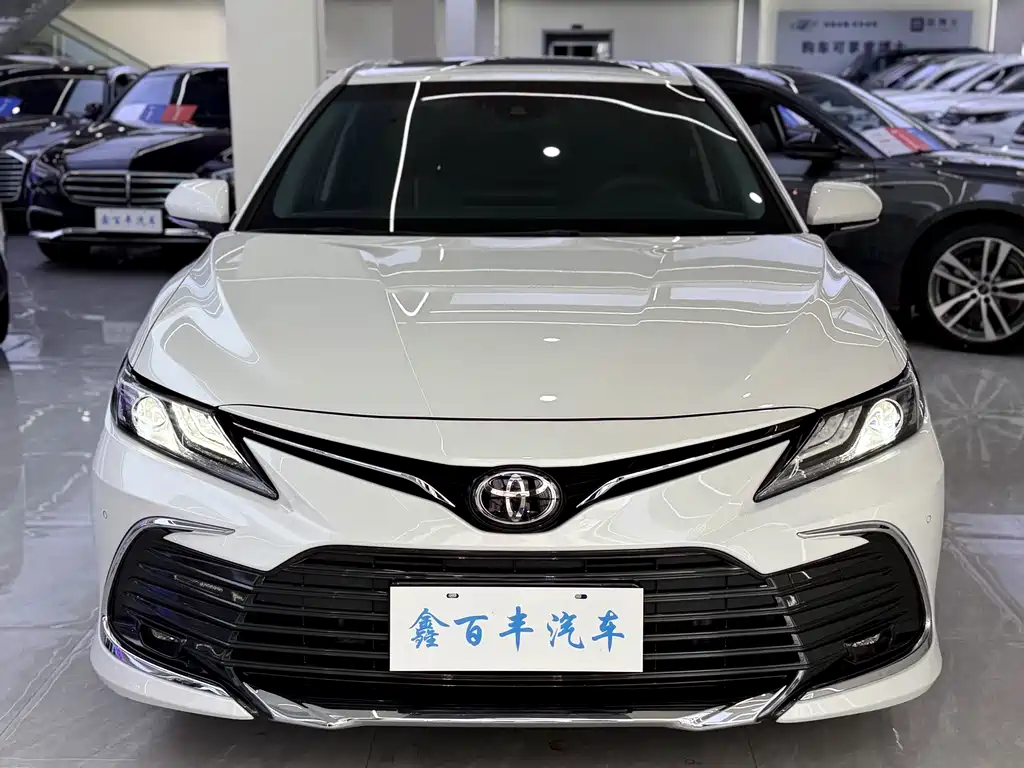 Toyota Camry — фото 2