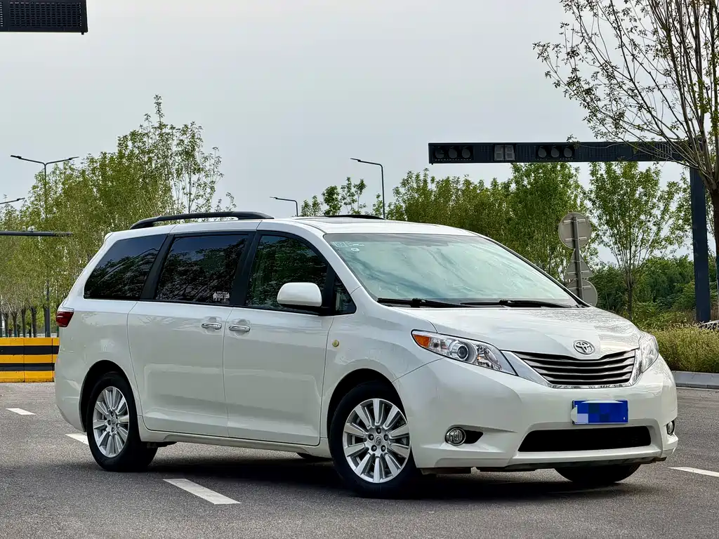 Toyota Sienna — фото 3