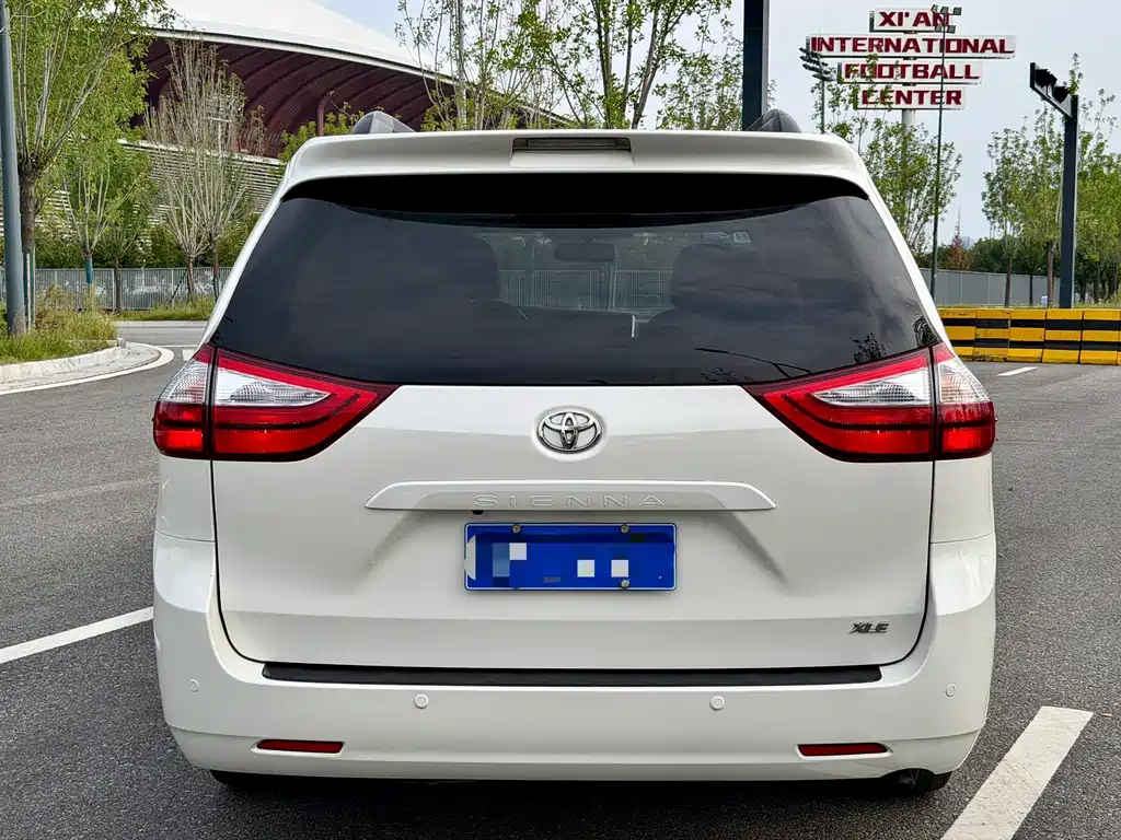 Toyota Sienna — фото 4