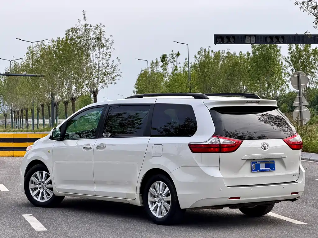 Toyota Sienna — фото 5