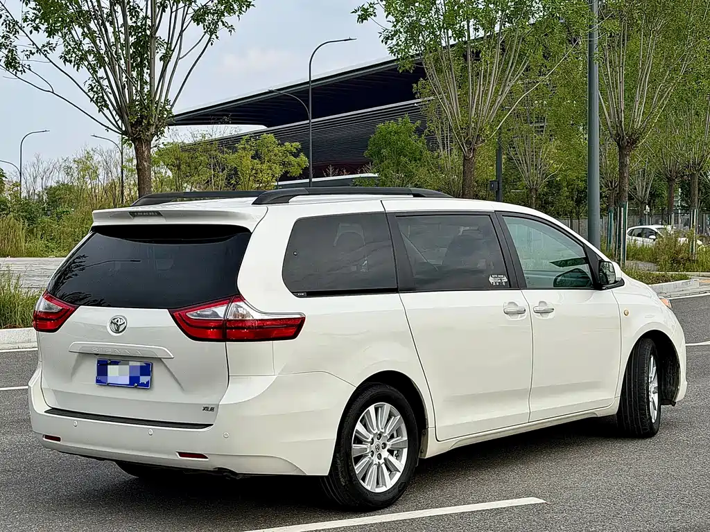 Toyota Sienna — фото 6