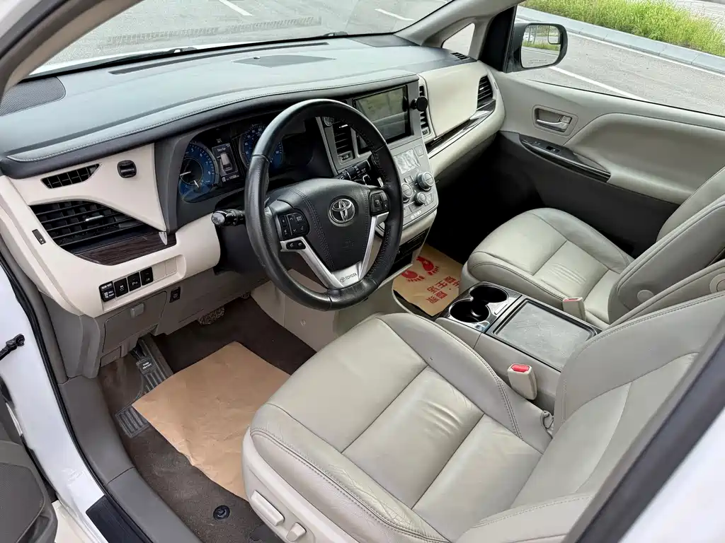 Toyota Sienna — фото 8