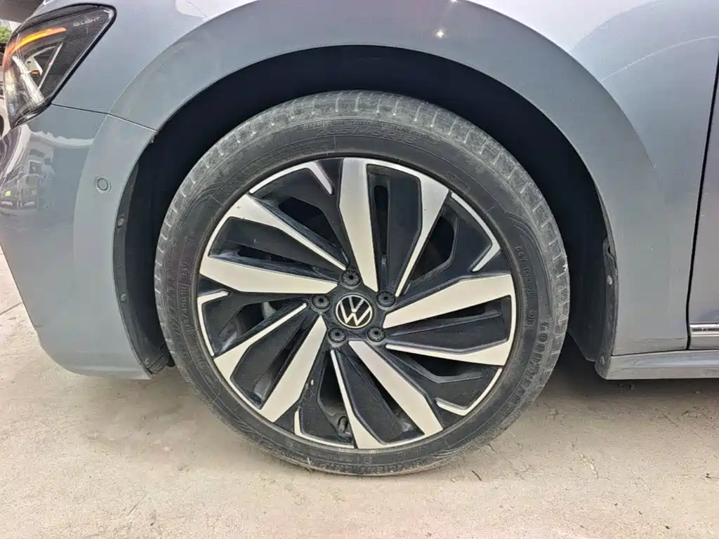 Volkswagen Passat — фото 23