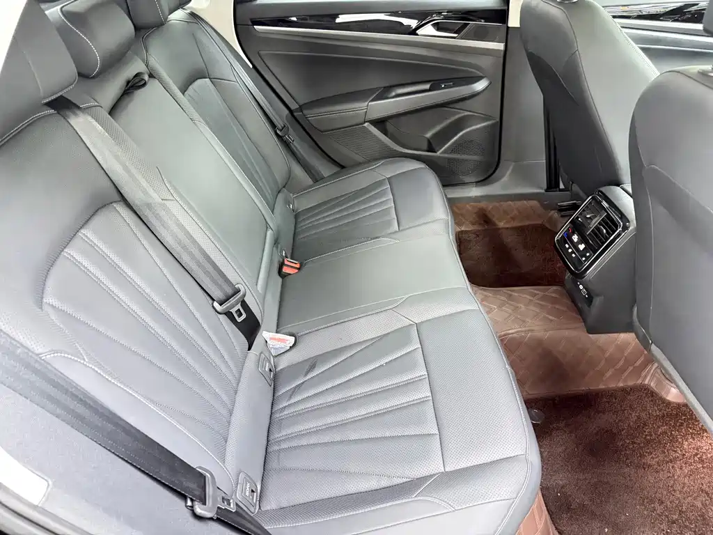 Volkswagen Passat — фото 8