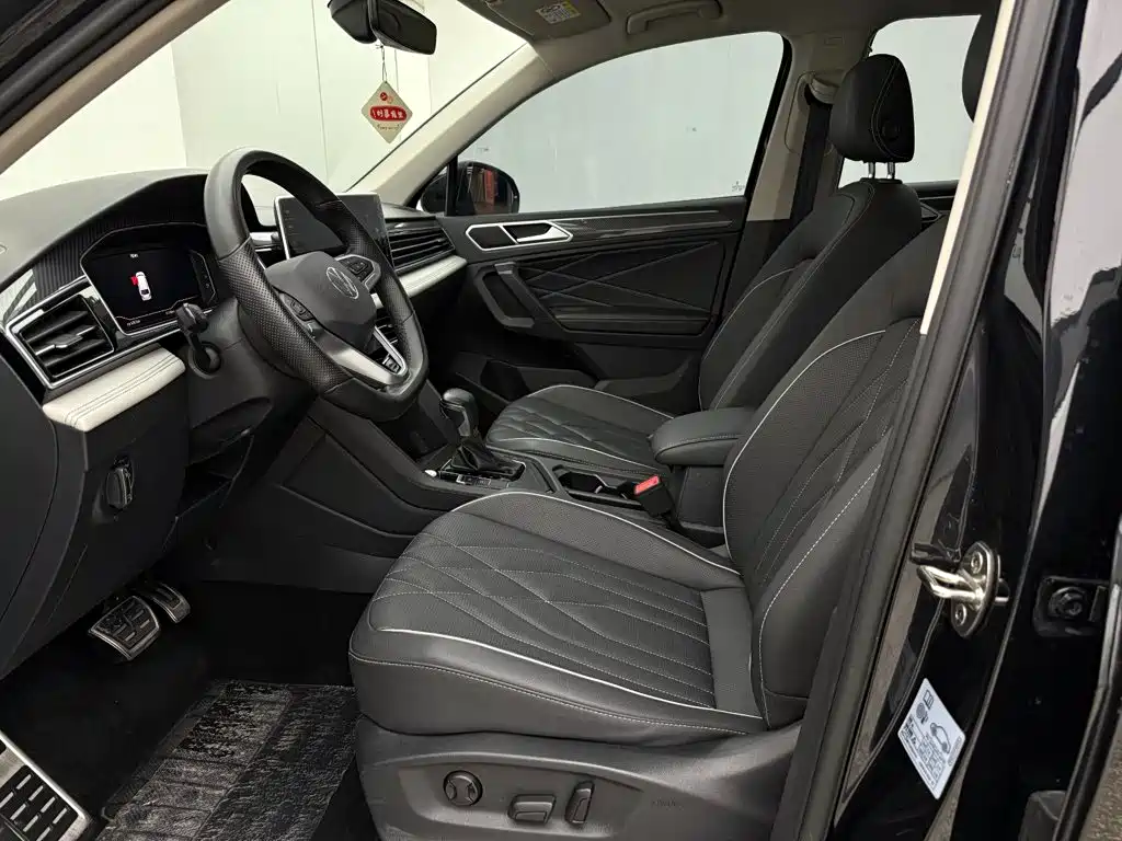 Volkswagen Tiguan L — фото 10
