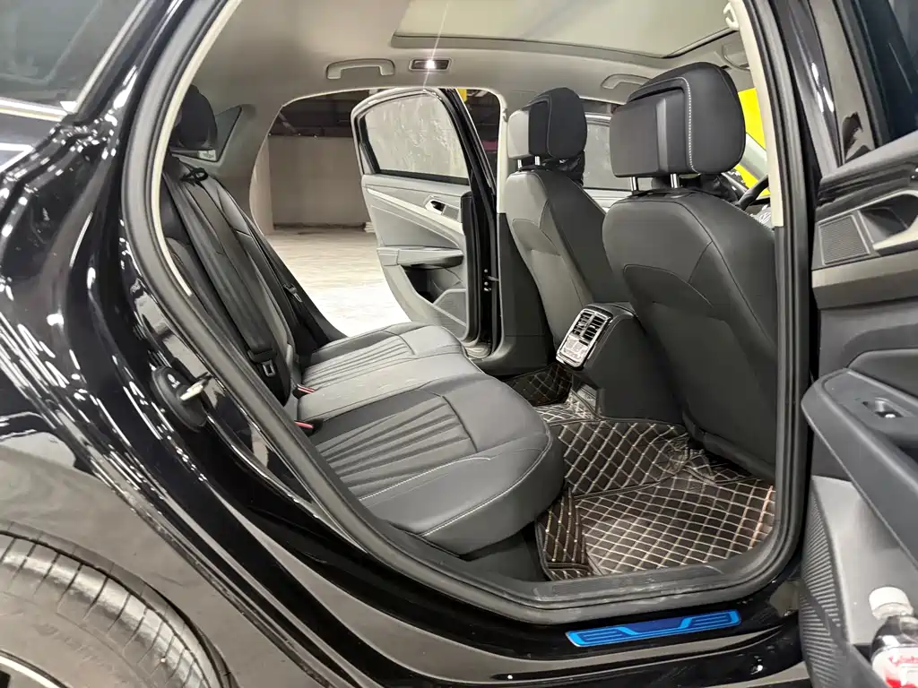Volkswagen Passat — фото 18