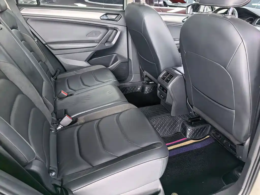 Volkswagen Tiguan L — фото 11