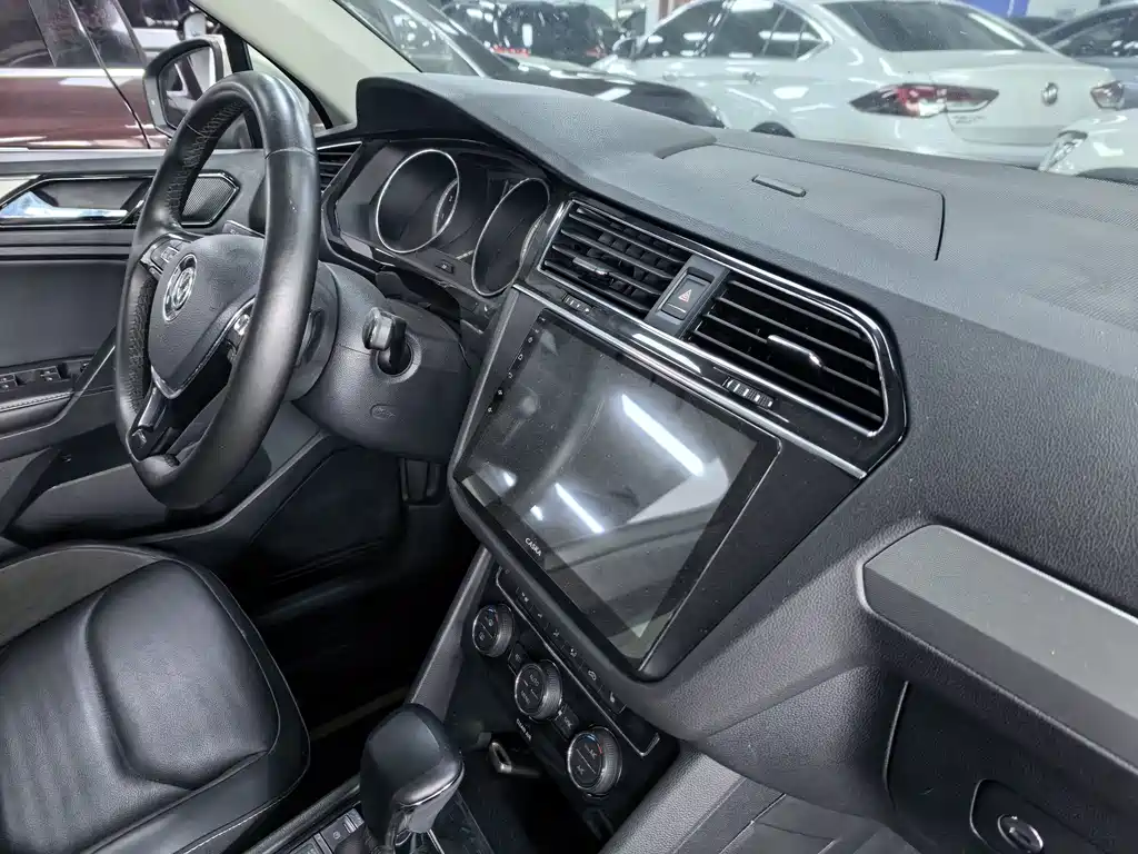 Volkswagen Tiguan L — фото 4