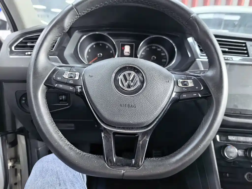 Volkswagen Tiguan L — фото 5