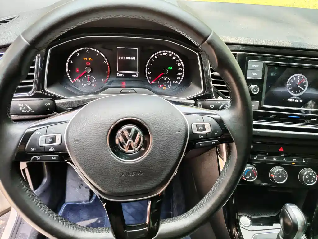 Volkswagen T-Roc — фото 6