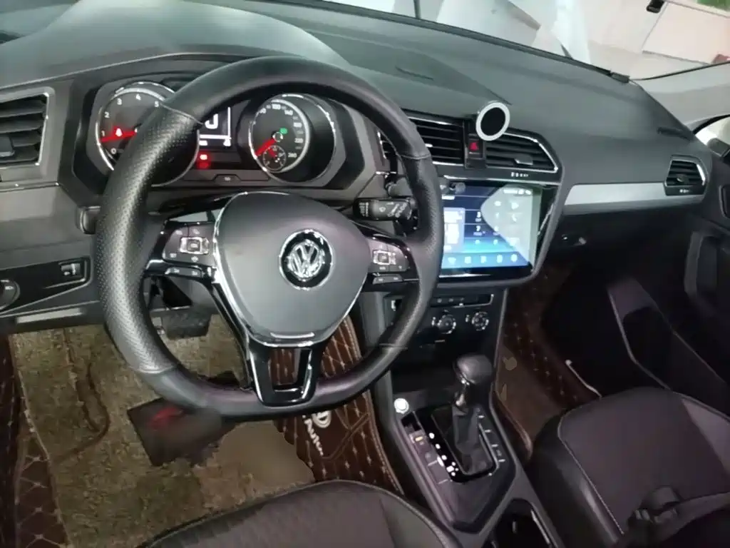 Volkswagen Tiguan L — фото 10