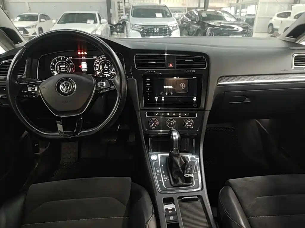 Volkswagen Golf — фото 10