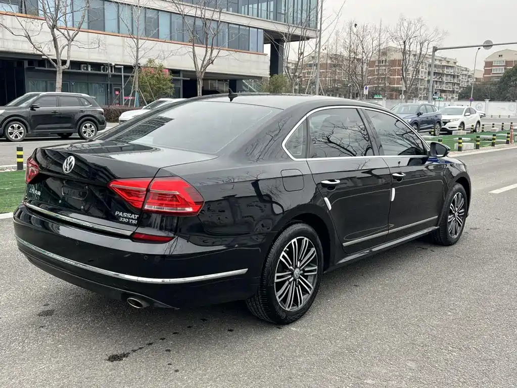 Volkswagen Passat — фото 17