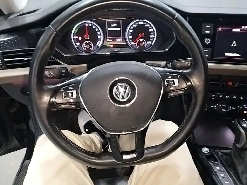Volkswagen Passat PHEV — фото 11