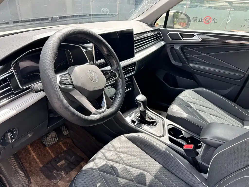 Volkswagen Tiguan L — фото 10