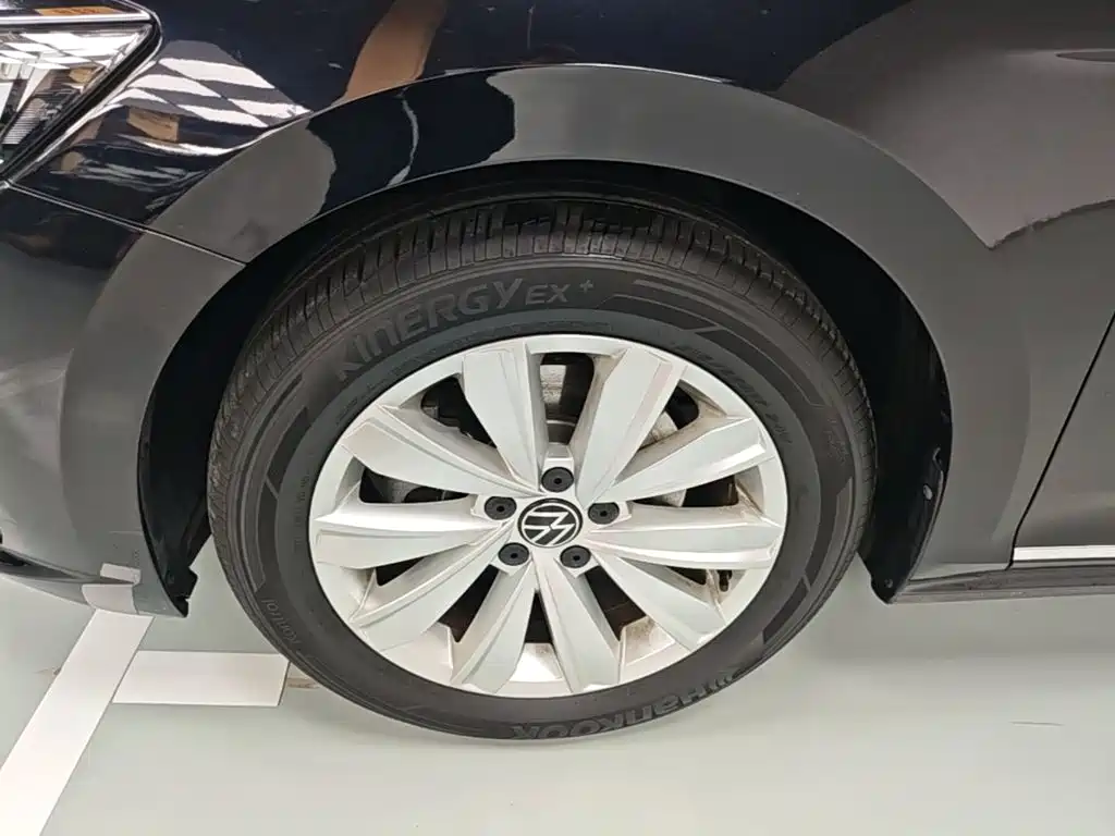 Volkswagen Passat — фото 23