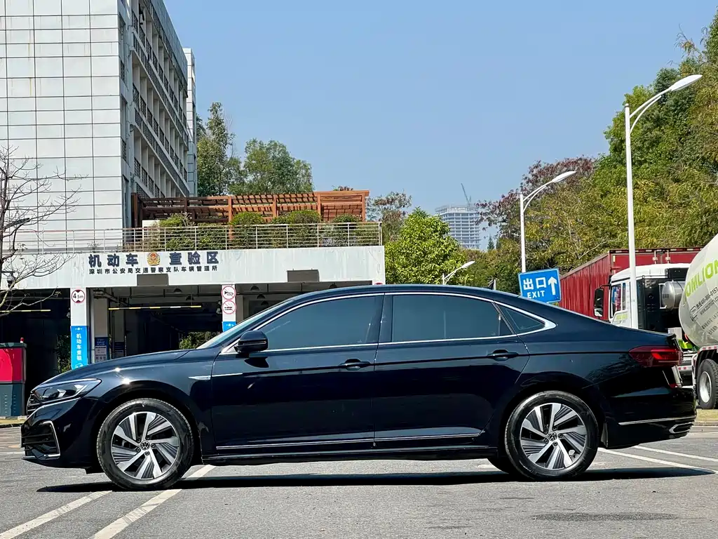 Volkswagen Passat PHEV — фото 7