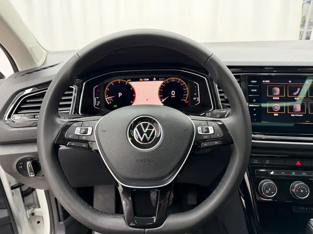 Volkswagen T-Roc — фото 14