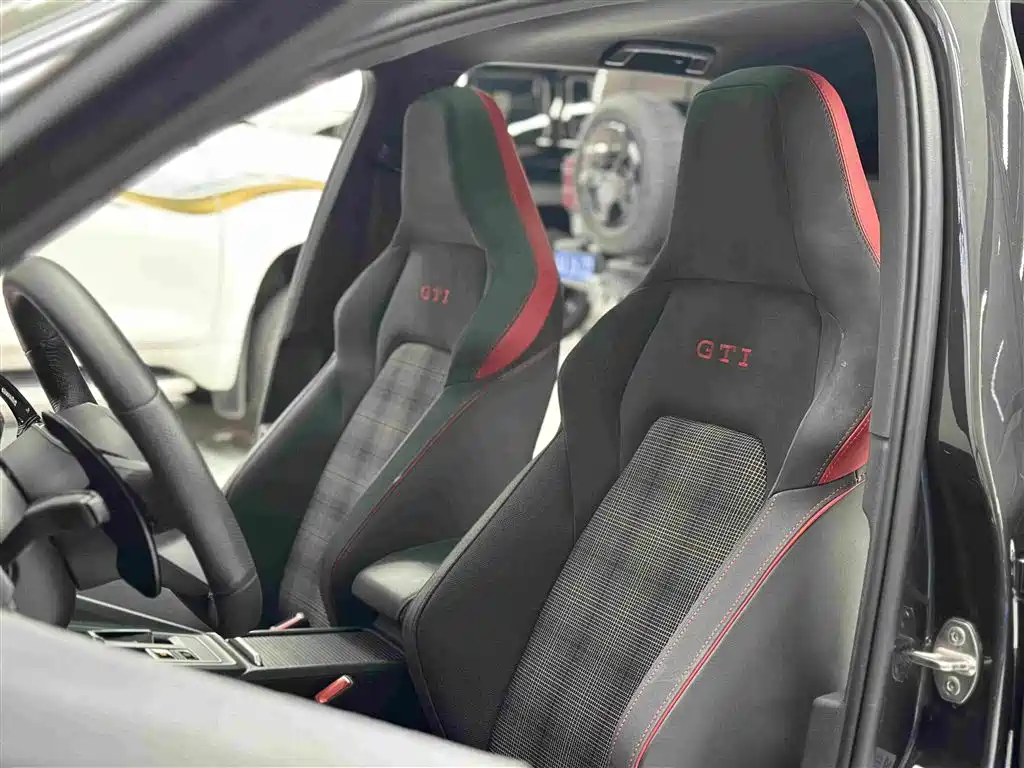 Volkswagen Golf GTI — фото 13