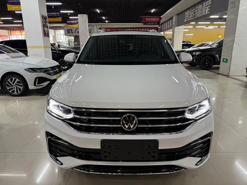 Volkswagen Tiguan L — фото 2