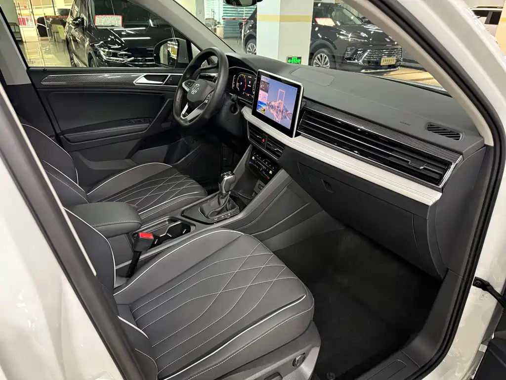 Volkswagen Tiguan L — фото 6