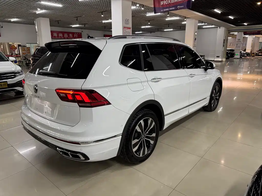 Volkswagen Tiguan L — фото 10