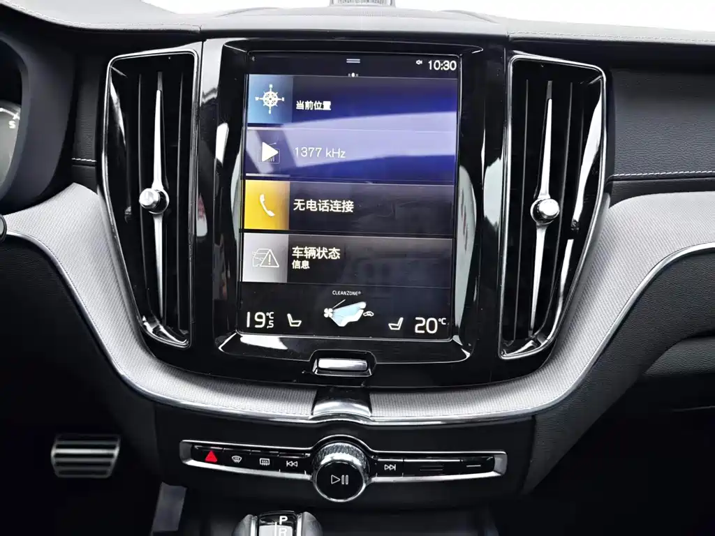 Volvo XC60 — фото 11