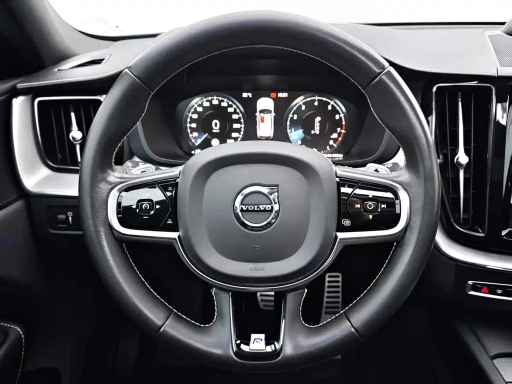 Volvo XC60 — фото 13