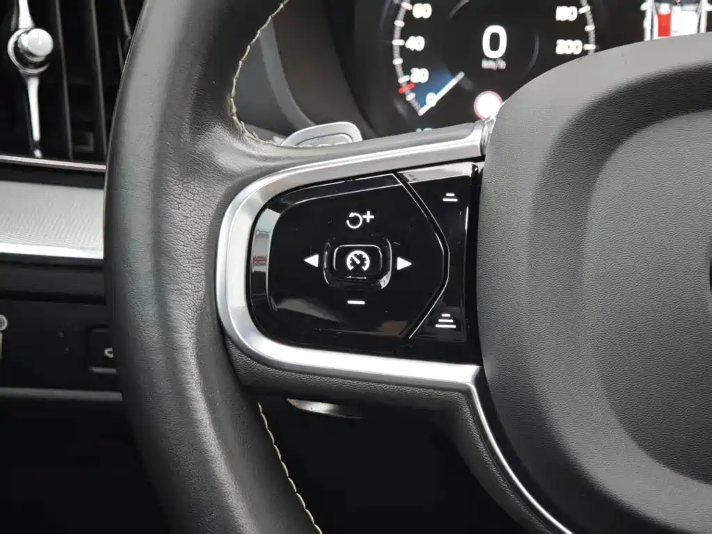 Volvo XC60 — фото 14