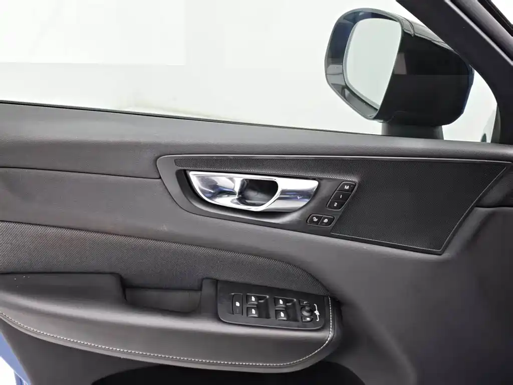 Volvo XC60 — фото 17
