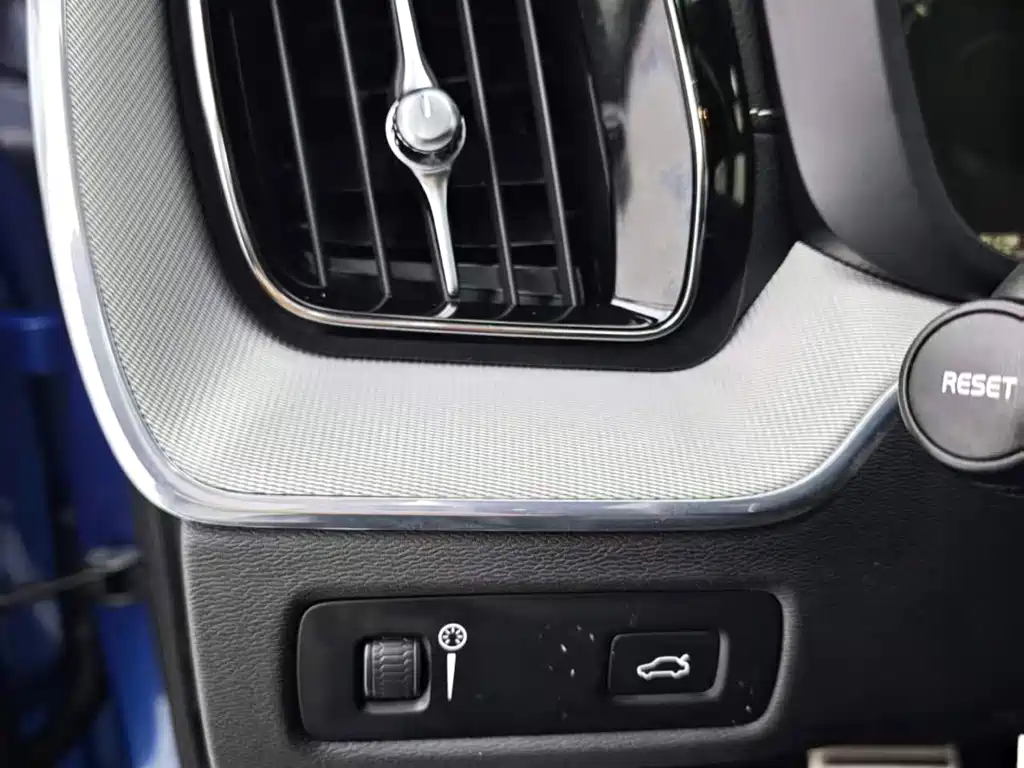 Volvo XC60 — фото 20