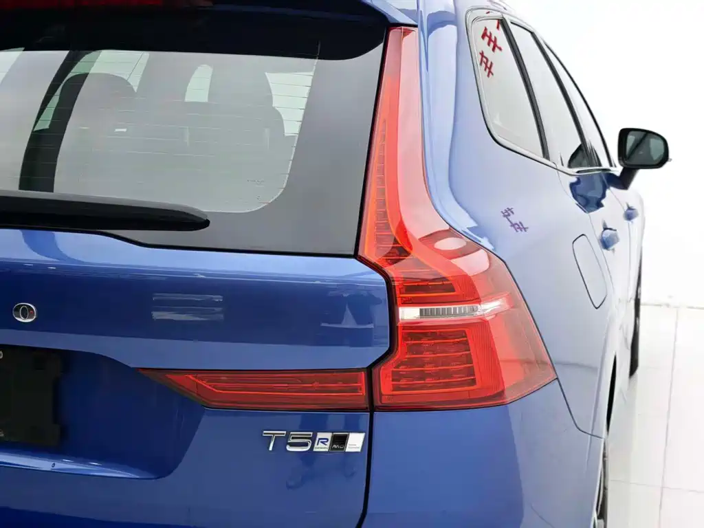 Volvo XC60 — фото 23