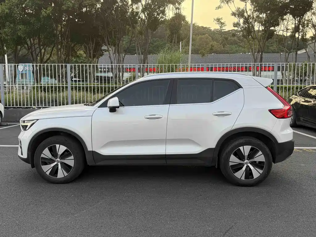 Volvo XC40 — фото 2