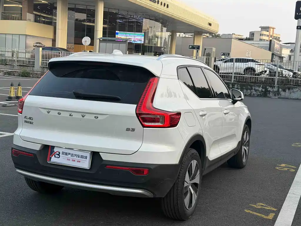 Volvo XC40 — фото 11