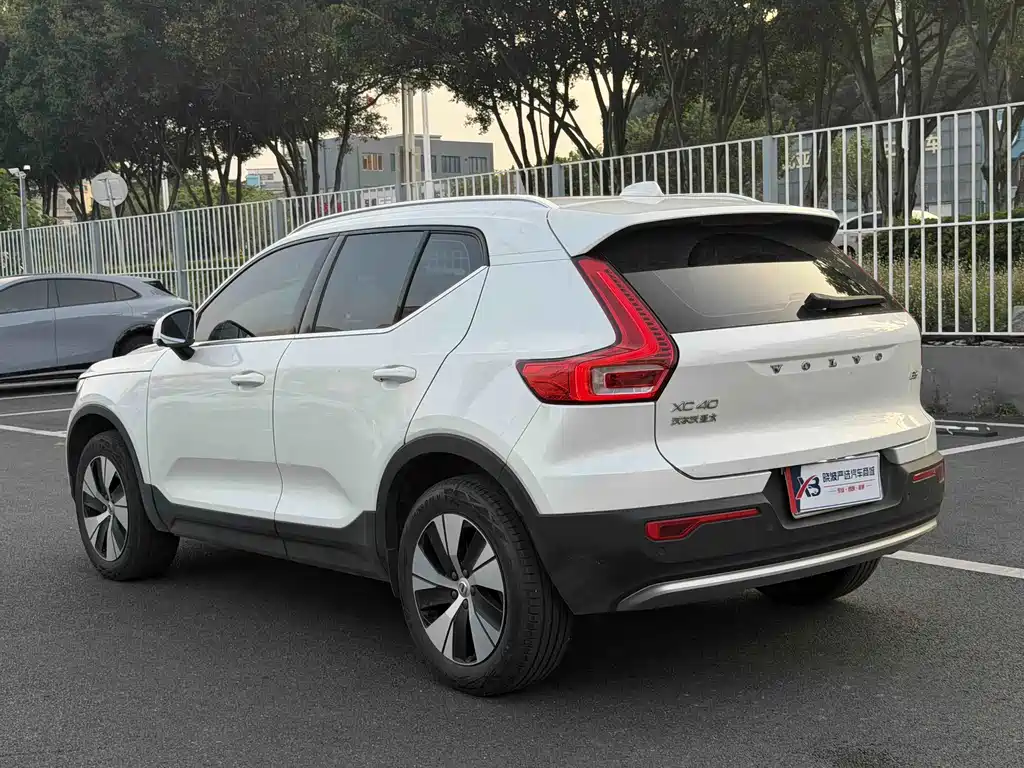 Volvo XC40 — фото 13