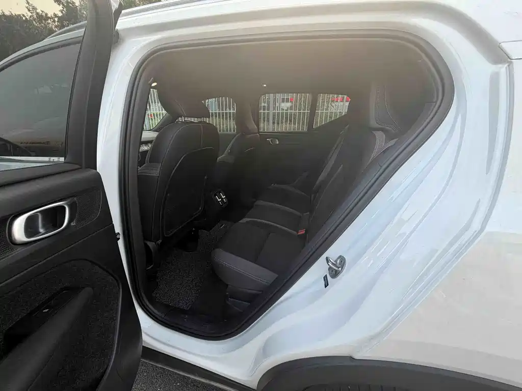 Volvo XC40 — фото 15