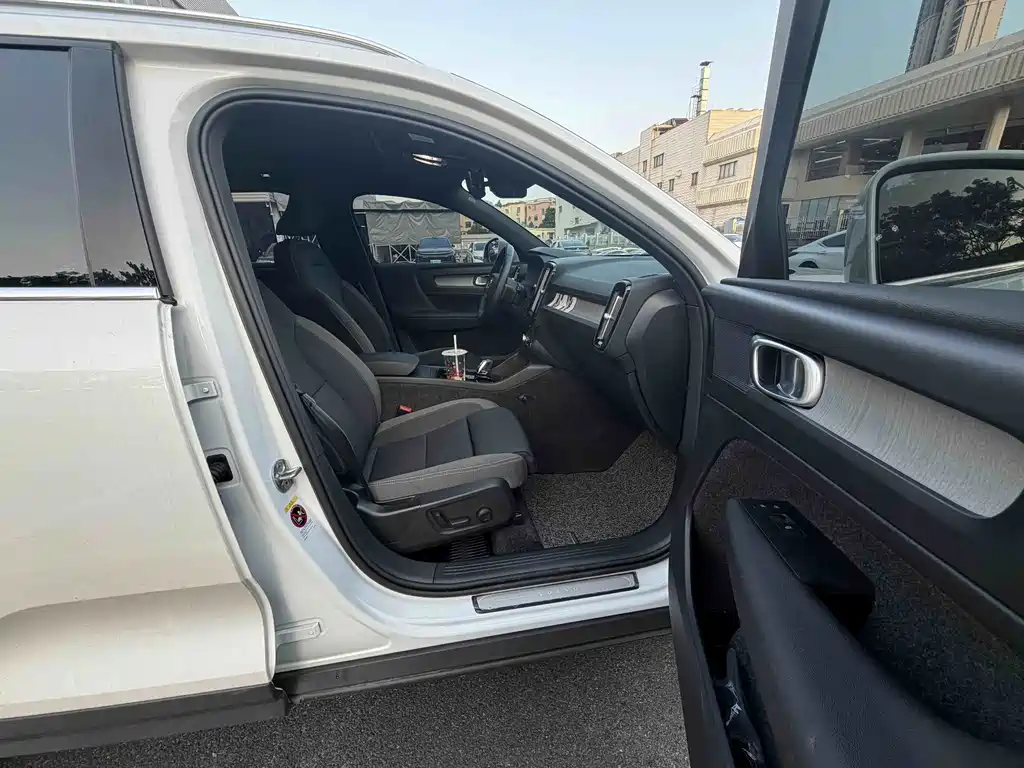 Volvo XC40 — фото 18