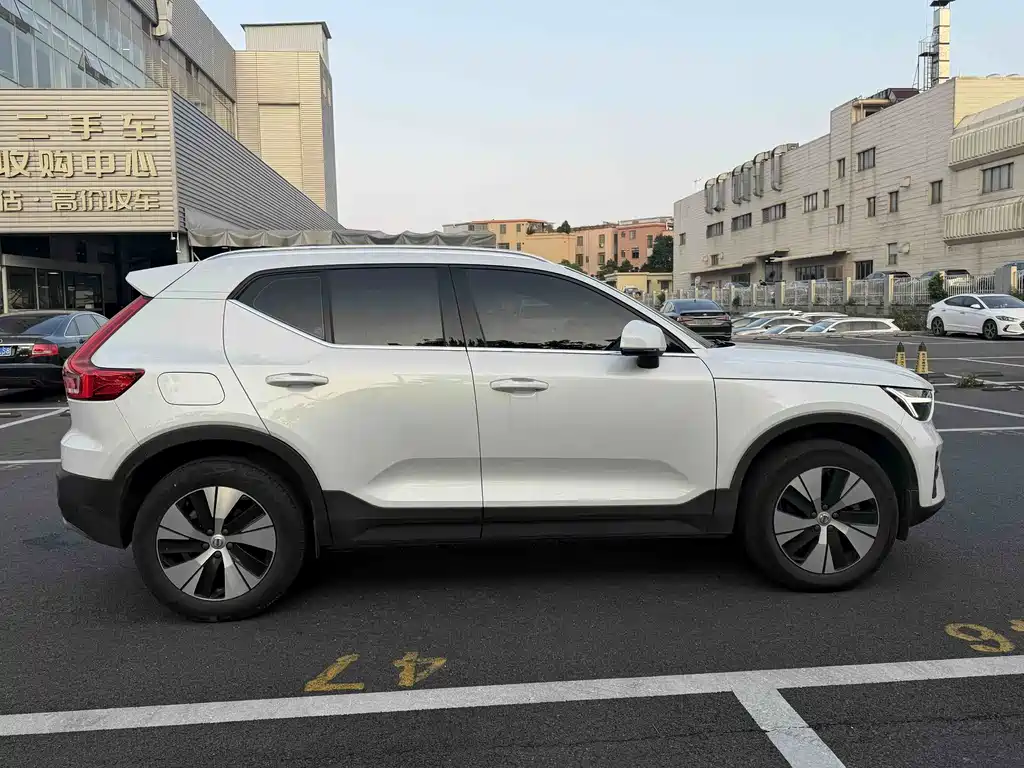 Volvo XC40 — фото 7