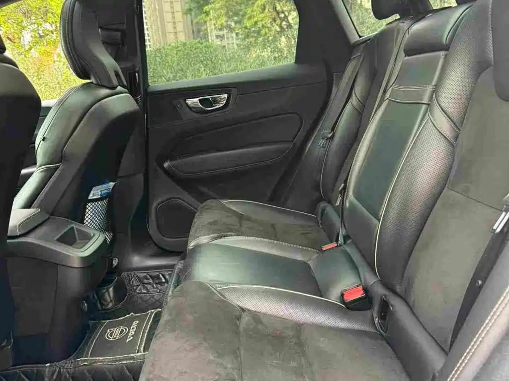 Volvo XC60 — фото 10