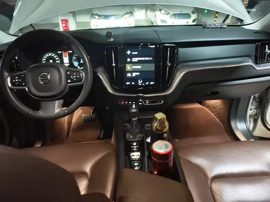 Volvo XC60 — фото 11