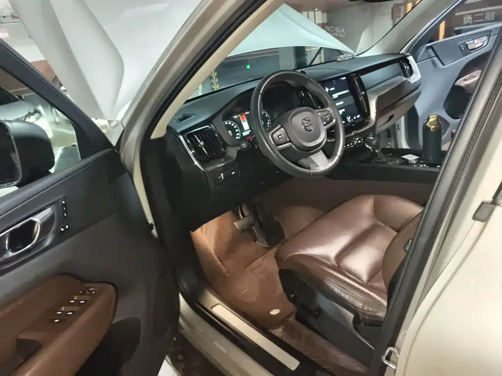 Volvo XC60 — фото 17