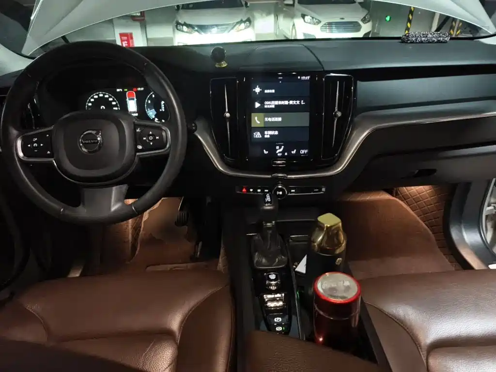 Volvo XC60 — фото 10