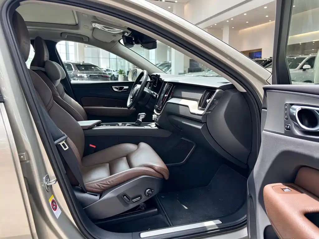 Volvo XC60 — фото 11
